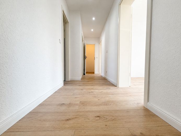 Freundliche 3-Zimmerwohnung mit Loggia & Stellplatz - Renoviert – Flur