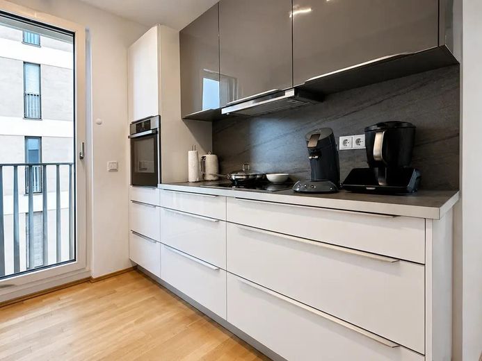 Neuwertige 3-Zimmer-Wohnung mit Balkon, zwei Bädern & TG-Stellplatz – Küche
