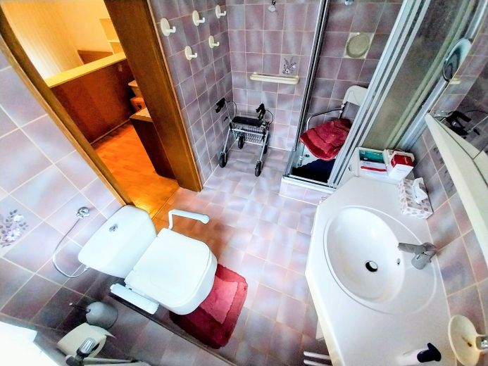 Separate Dusche + WC EG