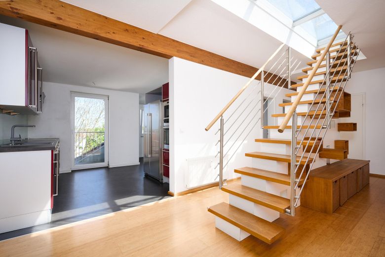Altbau-Dachgeschosswohnung mit privater Dachterrasse am Adolfplatz — 127m², provisionsfrei – Aufgang Dachterrasse