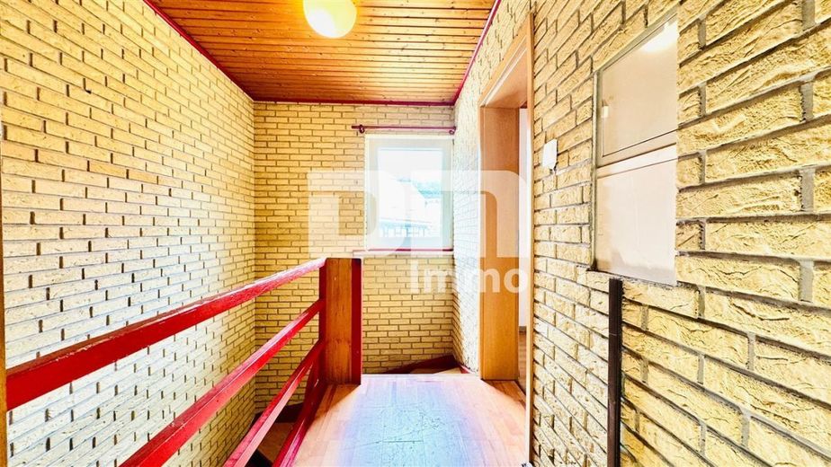 Gepflegtes Ein- bis Zweifamilienhaus mit Ladeneinheit in Dassel-Hilwartshausen – 1.OG Treppenaufgang