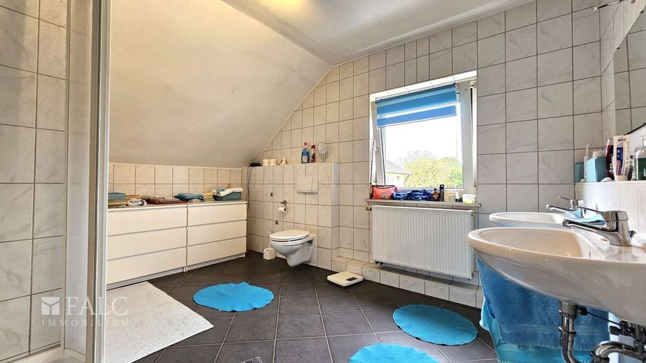 Einfamilienhaus mit viel Potenzial und großzügigem Außenbereich – Badezimmer