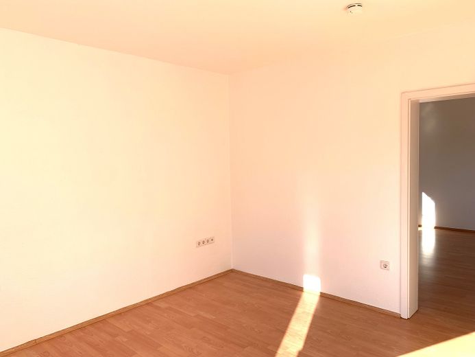 Schöne helle 2,5-Zimmerwohnung mit neuem Tageslichtduschbad und Süd-Westbalkon – Wohnzimmer