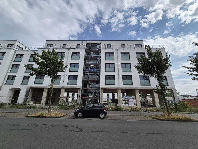 Wohnung im Bau, stadtnah im Hafenquartier Graf Bismark mit Balkon am Yachthafen/Kanal für 2 Personen – Hausansicht vorne