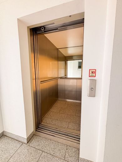 Modernes Wohnen im Europaviertel: Gepflegte 2-Zimmer-Wohnung (Bj. 2003) mit Balkon &amp; TG Stellplatz – Aufzug