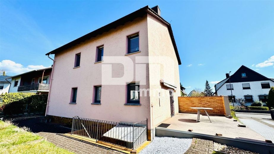 (Reserviert!)Zeitlose Eleganz trifft Moderne: Modernisiertes Einfamilienhaus – Rückansicht Terrasse