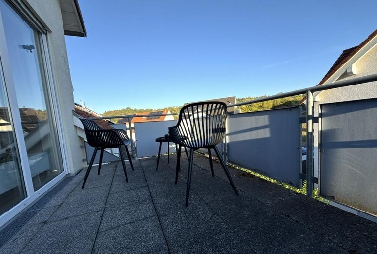 Jasny 3-pokojowy apartament dwupoziomowy (79 m²) z balkonem od południa, 2 łazienkami, wbudowaną kuchnią i miejscem w garażu podziemnym w Nufringen – Südbalkon