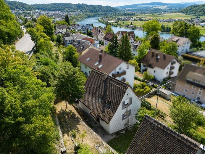 Freistehendes Einfamilienhaus mit traumhaftem Rheinblick und großem Entwicklungspotenzial – Foto 1