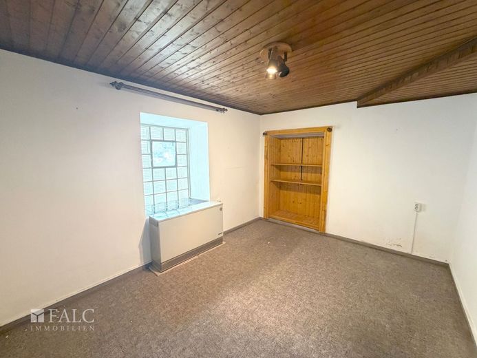 Handwerkerobjekt mit Dachterrasse und ehemaliger Werkstatt – Schlafzimmer EG