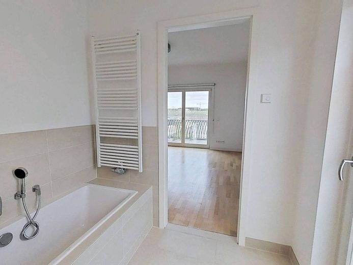 Exklusiver 2-Zimmer-Neubau mit 2 BALKONEN, EBK, Concierge-Service uvm. in den begehrten Heinrich-Heine-Gärten – Ansicht II: Bad I