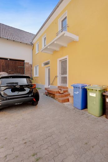 Hofanwesen in Dreiseithof-Anordnung mit geschlossenem, sichtgeschütztem Innenhof – Innenhof