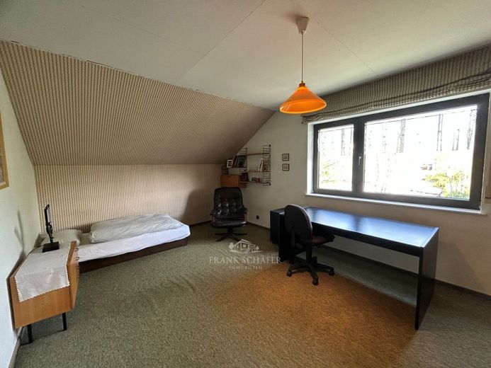 FRANK SCHÄFER IMMOBILIEN - EFH in Saulheimer Toplage: ca. 200m² Wfl. &amp; außergewöhnliches Grundstück – Zimmer 2 im DG