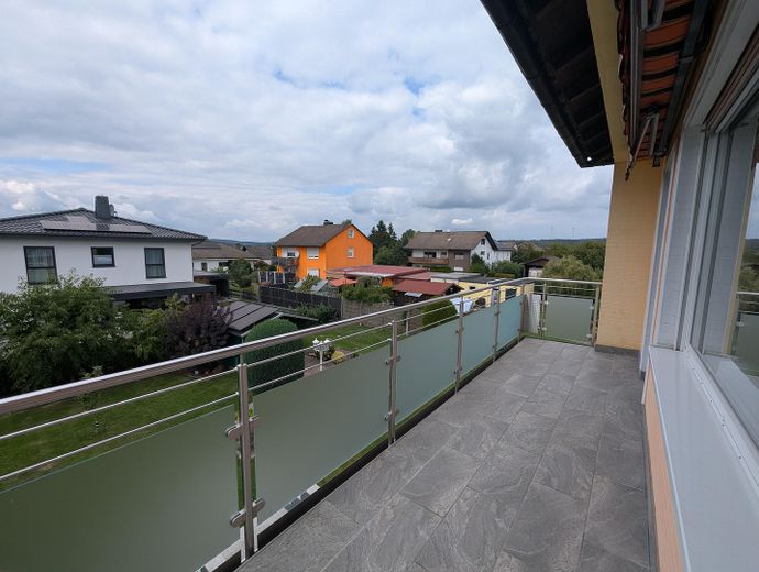 2 yaşam alanı, bahçe ve aile için bolca alan sunan geniş iki ailelik ev – Balkon