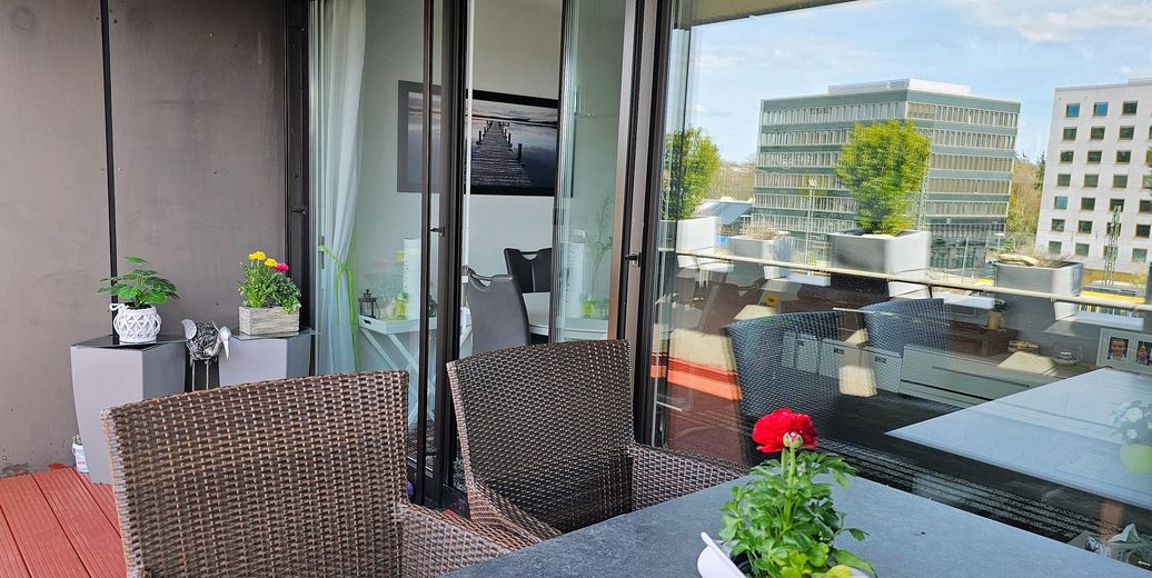 Zentrumsnahe, hochwertige, helle und ruhige 2 Zimmer Penthouse - Wohnung mit Aufzug – Balkon Blick ins Wohnzimmer