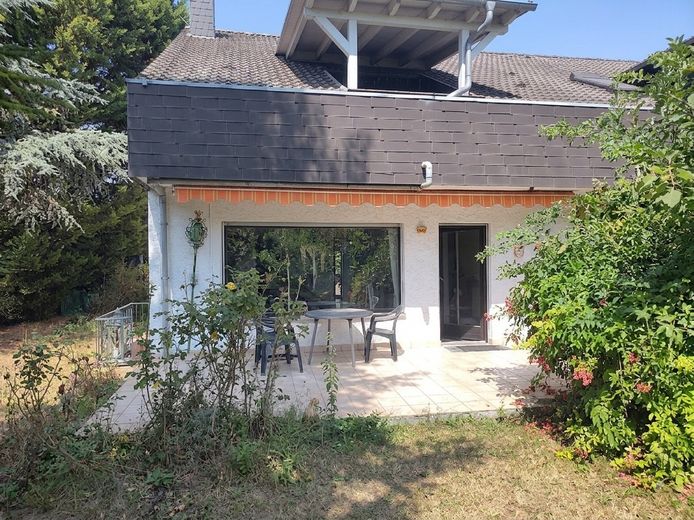 Variables Reihenendhaus mit Gasheizung von 2019, Südterrasse sowie grosszügigem Grundstück (400qm) – Rückansicht