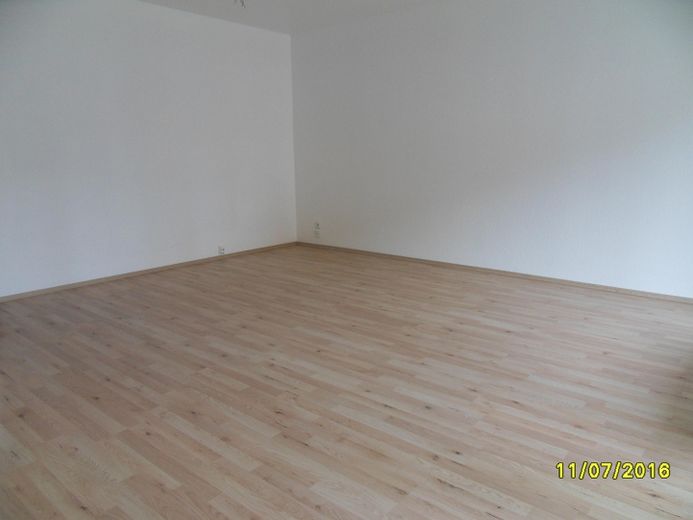 Helle 3,5-Zimmerwohnung mit komplett saniertem Badewannebad mit Fenster und sonnigem SÜD-WEST-Balkon – Wohnzimmer