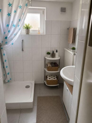 Charmantes Haus mit Garage, Scheune & Garten im Herzen von Dettenheim – Bad