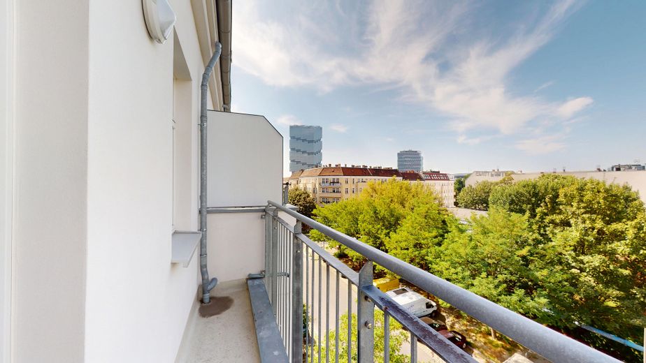 Friedrichshain'da balkonlu ve tasarım dokunuşlarına sahip yenilenmiş eski yapı dairesi – Balkon