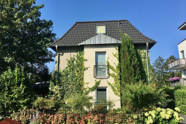 Maison mitoyenne dans une impasse calme à Francfort-Ginnheim – sans commission