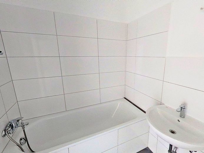 Moderne 3-Zi.-Whg. mit BALKON in Duisburg-Marxloh – Ansicht I: Bad