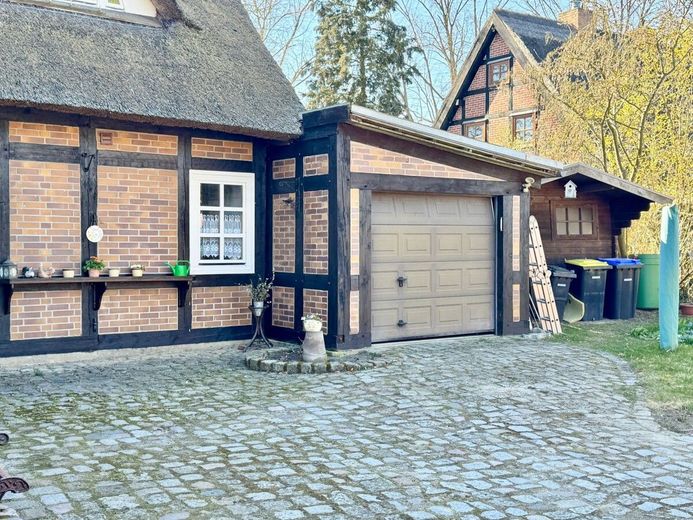 HORN IMMOBILIEN ++ tolles Reetdach-Fachwerkhaus in Alt Rehse bei Neubrandenburg, Denkmalschutz – Garage