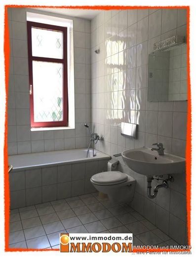 Appartement in Zwickau-Zentrum mit MINIKÜCHE und BALKON zu verkaufen! – Bad mit Wanne und Fenster