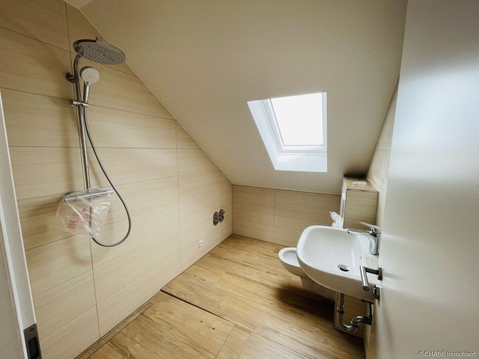 Kernsaniertes Einfamilienhaus mit Einliegerwohnung in 37619 Hehlen - Ruhiges Wohnen mit TOP-Komfort! – Bad DG