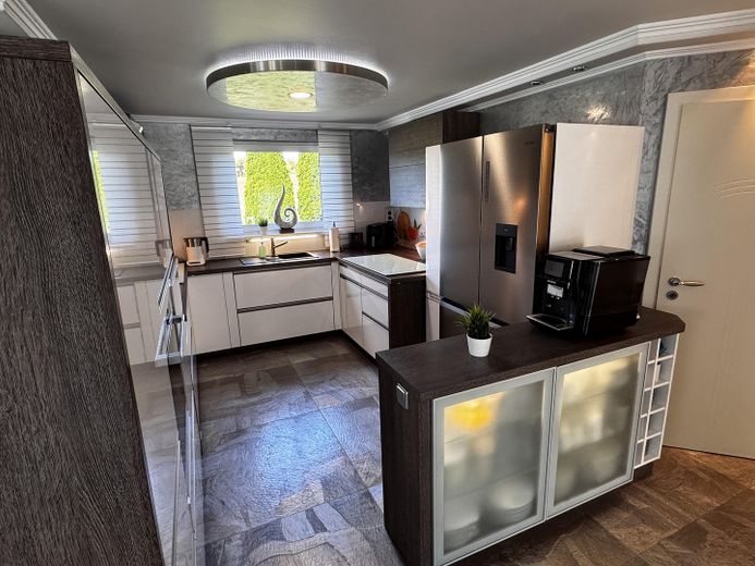 Your home and, optionally, your workplace in one location – living with your own practice or office unit – Großzügige Küche 