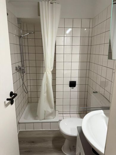 Von priv. - schönes 1-Zi. Single-Appartement in Pad Schloß Neuhaus, ruhige Lage m. Balkon 2.OG – Bad mit Dusche + WC