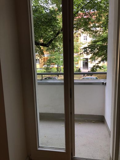 Stilvoll modernisierte Altbauwohnung mit Balkon im beliebten Florakiez – Blick auf den Balkon