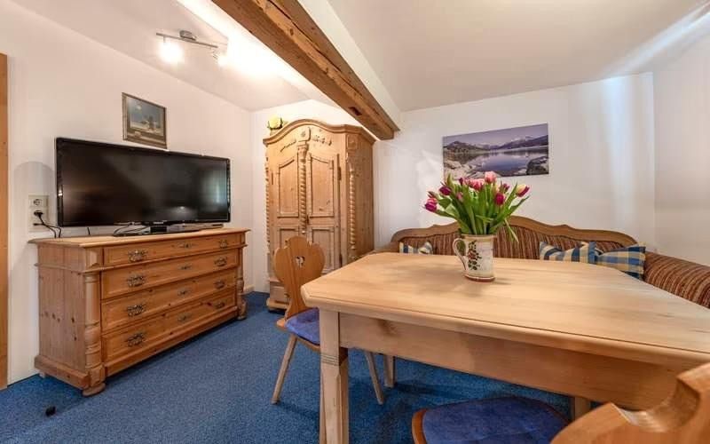 Louer un appartement meublé de 2 pièces dans un emplacement privilégié à Schliersee pour 1 à 6 mois à partir du 15.9.26 – Wohn/Schlafzimmer