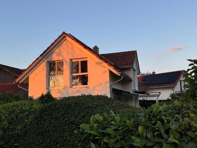 Pełen światła, starannie utrzymany dom jednorodzinny – Westseite des Hauses