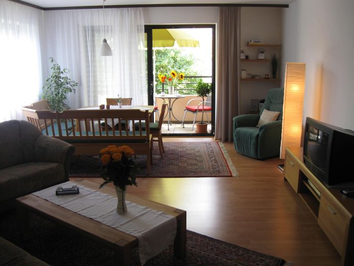 Blick v. Wohnzimmer auf Balkon