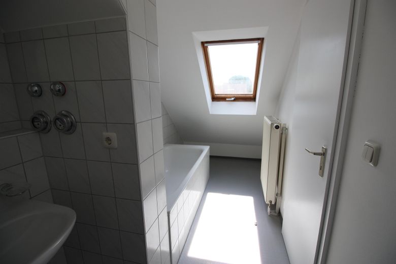 Stadtnahe lichtdurchflutete Maisonettewohnung mit Südbalkon am Waldrand – Bad