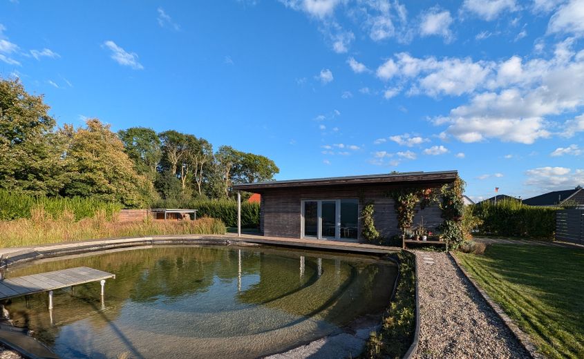 Architektenhaus (KfW 40)+ Extra Wohngebäude + Solar + Teich + Sauna – Blick von der Terrasse