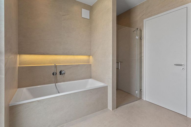 4-Zimmer-Wohnung mit hochwertiger Einbauküche und großem Balkon zu vermieten! – Badezimmer