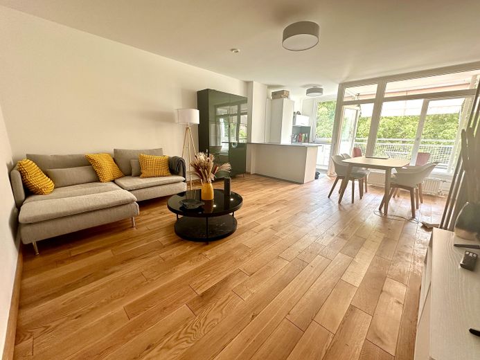 Zentrale & kernsanierte 3-Zimmer-Wohnung mit Loggia und Blick ins Grüne (befristet) – Wohnzimmer