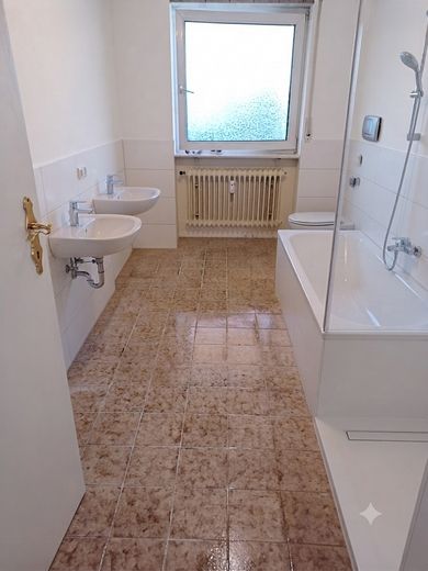 Przestronne, świeżo wyremontowane mieszkanie 3,5-pokojowe o powierzchni 115 m², z dużym balkonem, garażem i miejscem parkingowym – Bad gestrichen KI