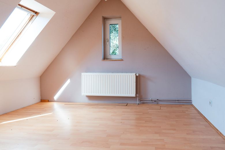 Provisionsfrei ins Familienglück: Traumhaftes Generationenhaus im Grünen mit viel Platz! – Ausgebauter Dachboden