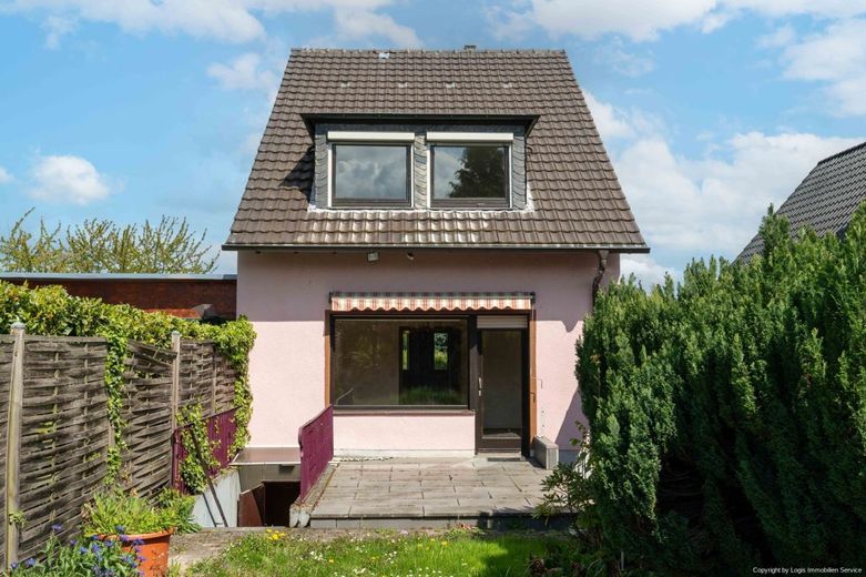 Freistehendes Familienhaus am Landschaftsschutzgebiet - Ruhe, Natur &amp; Potenzial – Rückansicht
