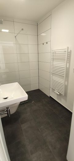 Top modernisierte 2-Zimmer-Wohnung mit Balkon und Tiefgaragen-Stellplatz an der Grenze zu HH – Badezimmer