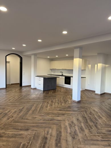 Helle 4-Zimmer Wohnung mit großem Balkon, Garten und Kamin – Esszimmer / Küche