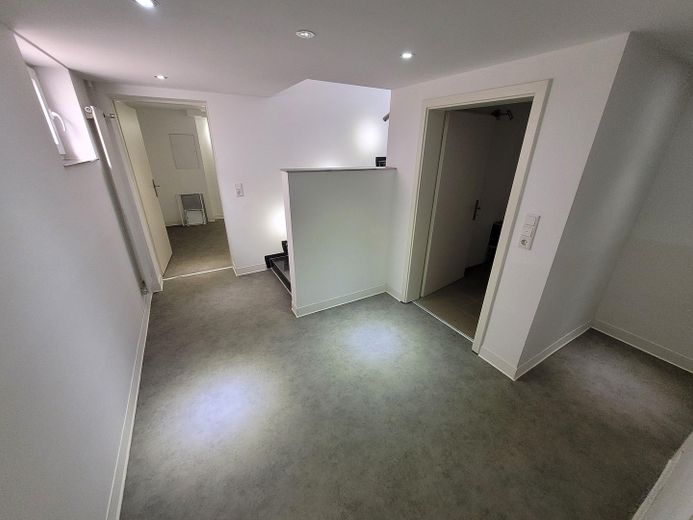 Moderno piso de 4 habitaciones (planta baja/sótano) con garaje propio en BS-Broitzem – Flur Untergeschoss 2