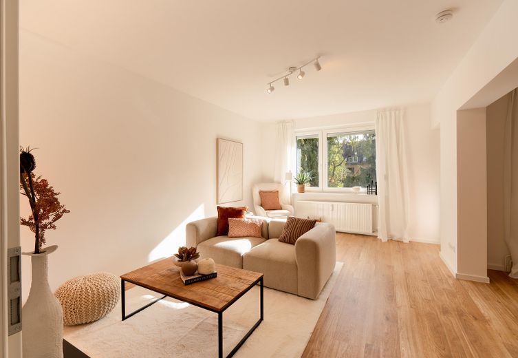 Provisionsfrei – frisch kernsanierte 3-Zimmer-Wohnung mit Balkon und Tiefgarage in Winterhude – Wohnzimmer 