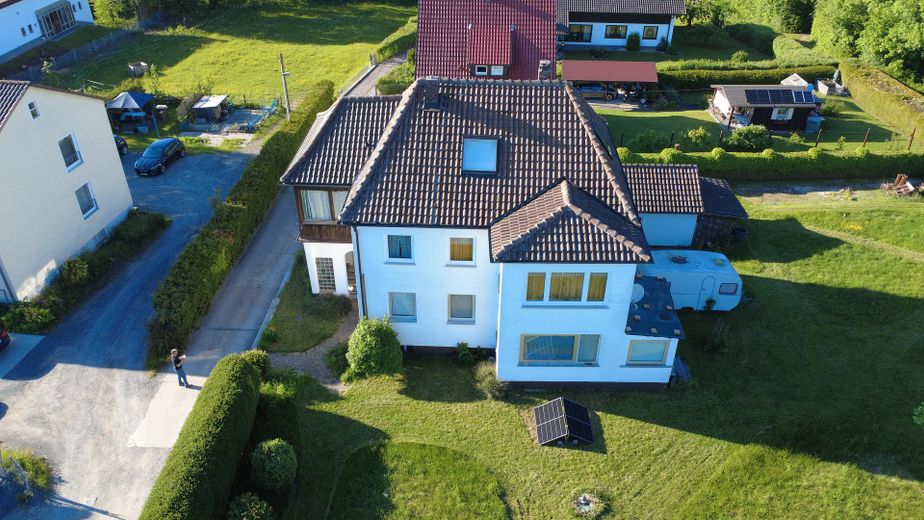 Zweifamilienhaus mit zwei Garagen auf 899qm Grundstück – Foto 2