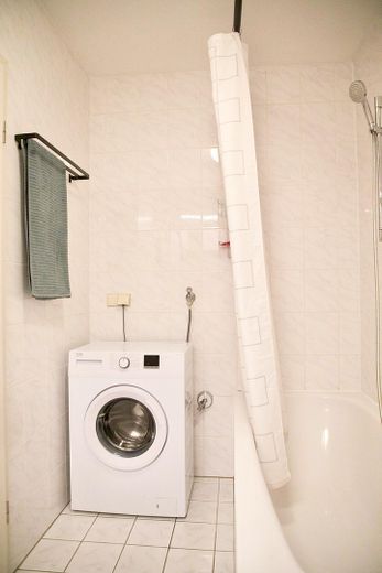 Merkezi konumda ankastre mutfaklı ve carportlu mobilyalı 2 odalı daire – Waschmaschine und Badewanne
