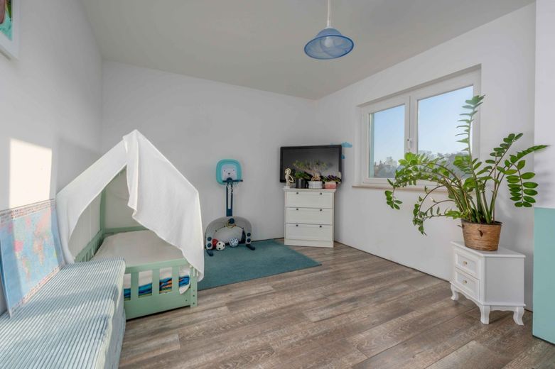 Stadtvilla in Berlin-Rudow - Zeitlos, durchdacht und sofort bezugsfertig – Helles Kinderzimmer mit viel Platz