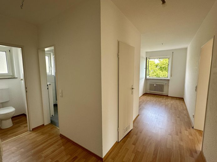 Frisch renovierte 2,5-Zimmer-Wohnung mit Blick ins Grüne in Erlenstegen – Sicht von Wohnungstür