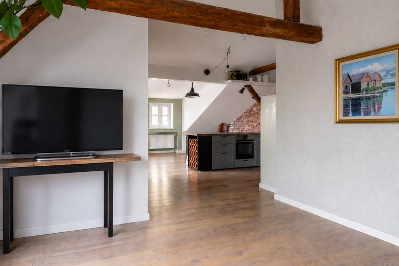 Großzügige Dachgeschosswohnung mit zwei Dachterrassen im Herzen der Altstadt von Laufen – Offenes Wohnzimmer