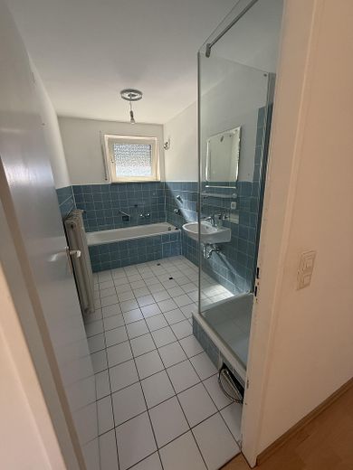 3-room apartment on the 4th floor with elevator – with room for your own ideas in a central location in Nuremberg – Bad / Dusche